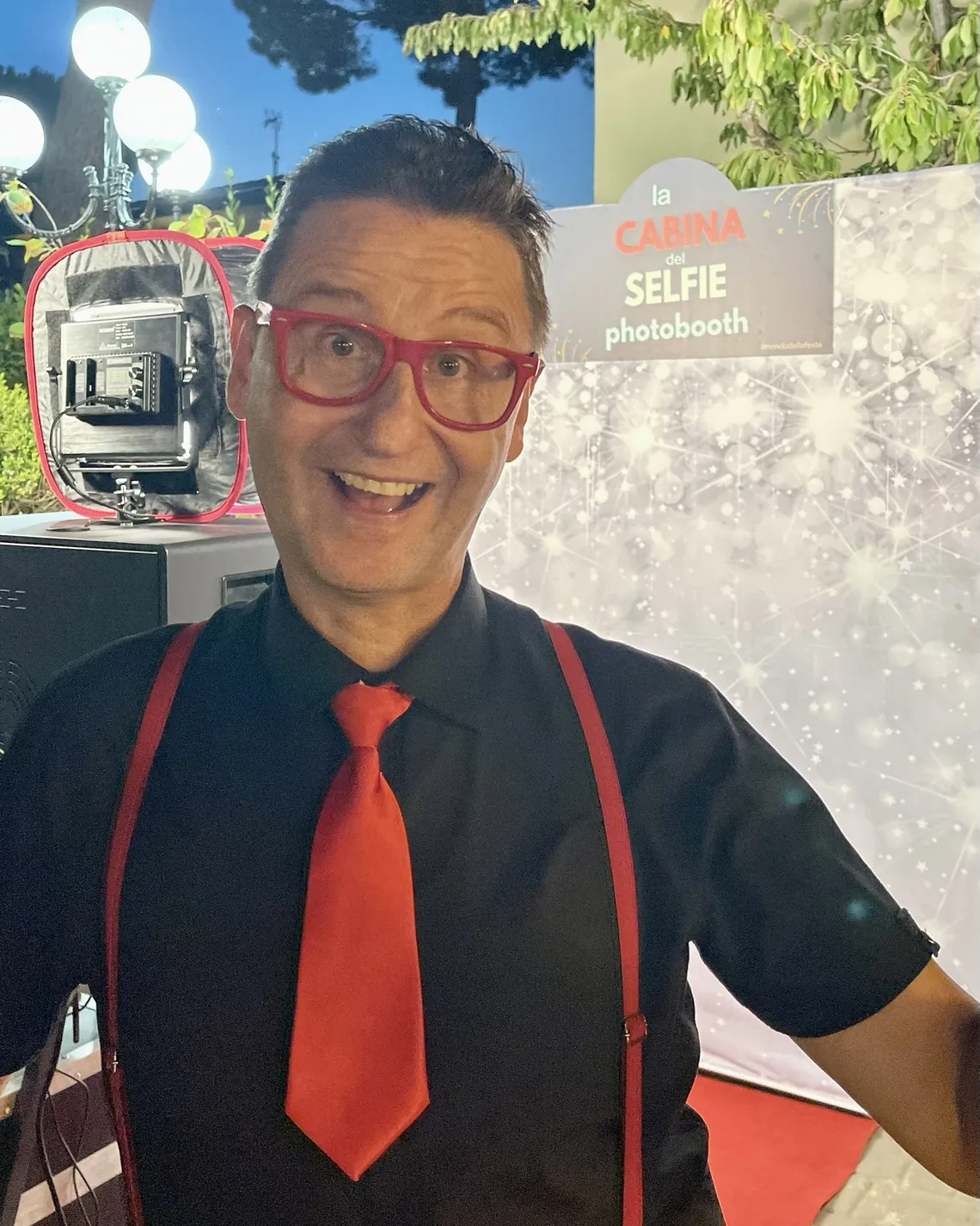 L'operatore della Cabina del Selfie durante una festa